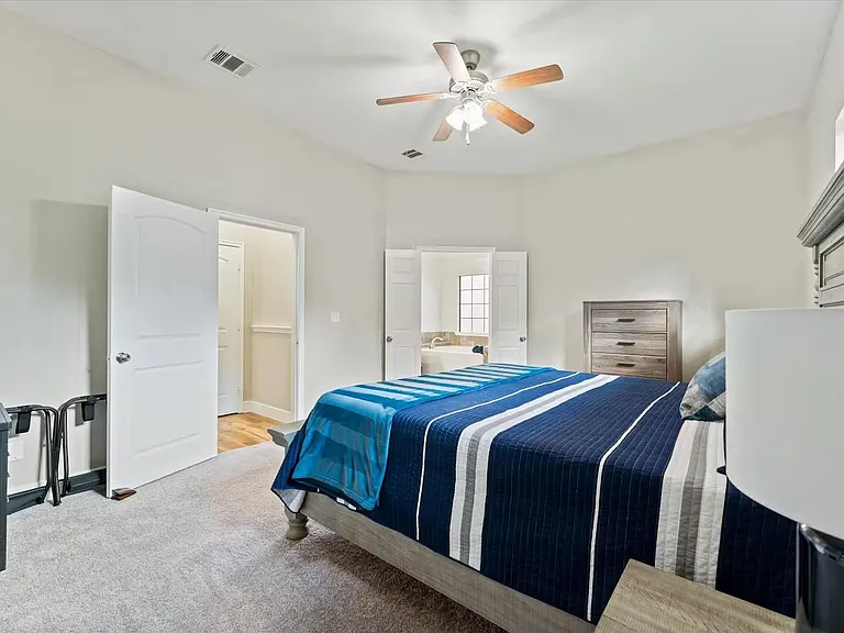 976 Northampton Dr — Photo 23