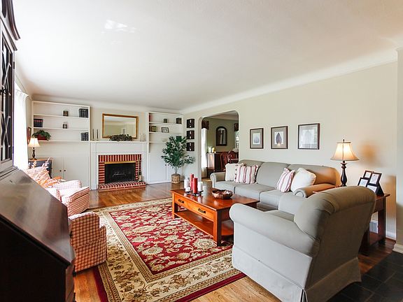 4th image of 576 Lake Forest Dr