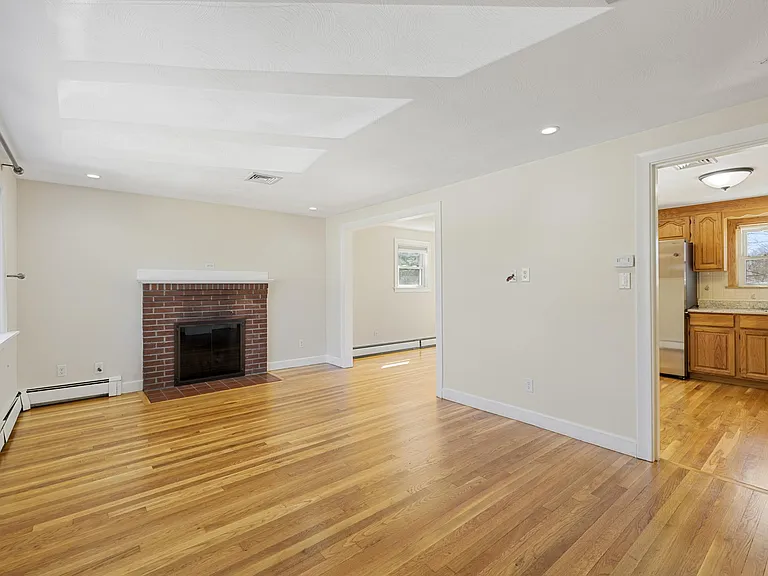 160 Ravenswood Rd — Photo 7