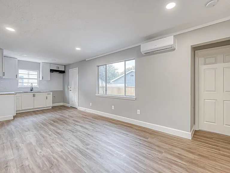 6715 Victoria St — Photo 21