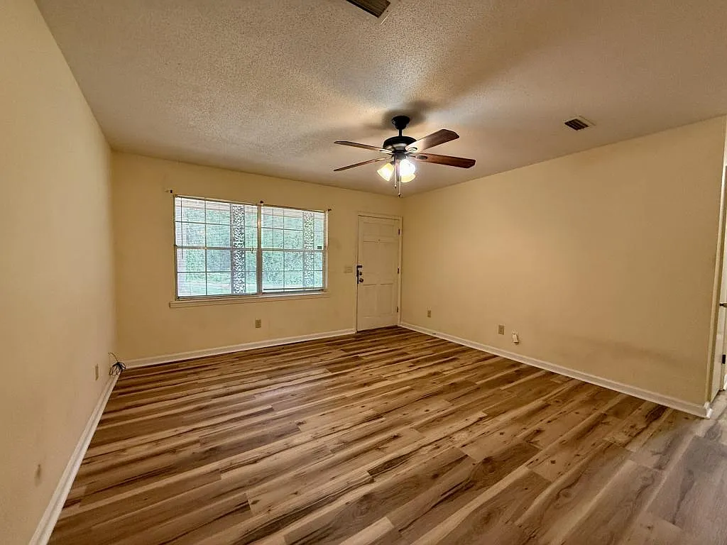206 Myrtlewood Dr — Photo 3