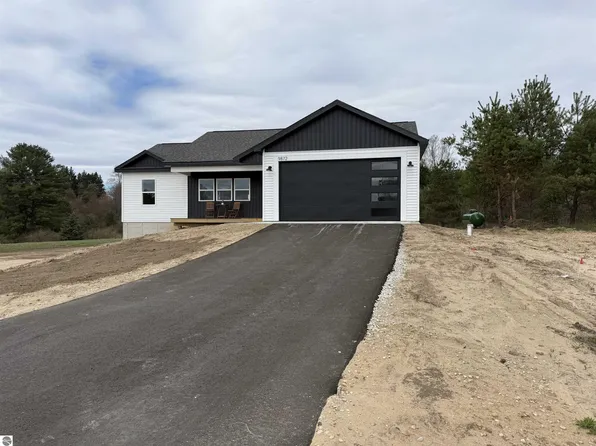 9872 Cushman Ct, Williamsburg, MI 49690