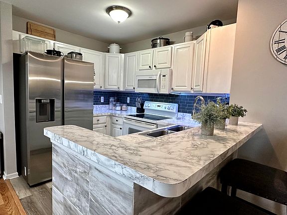 4th image of 43145 Woodbridge Dr #114