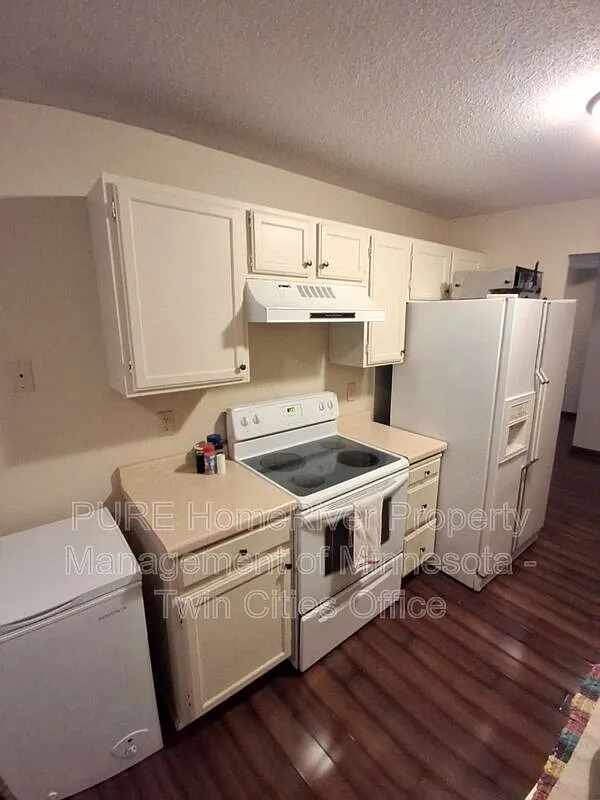 2 bed, 2.0 bath, 1067 sqft, $2,049 — Photo 2
