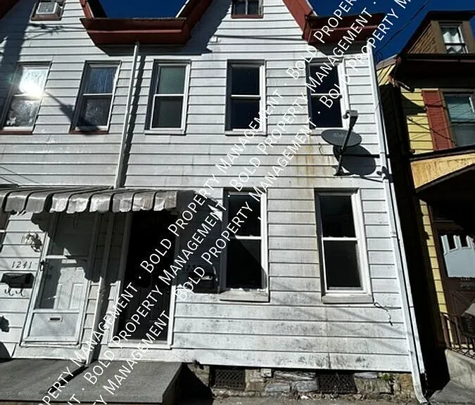 1239 Willow St — Photo 1
