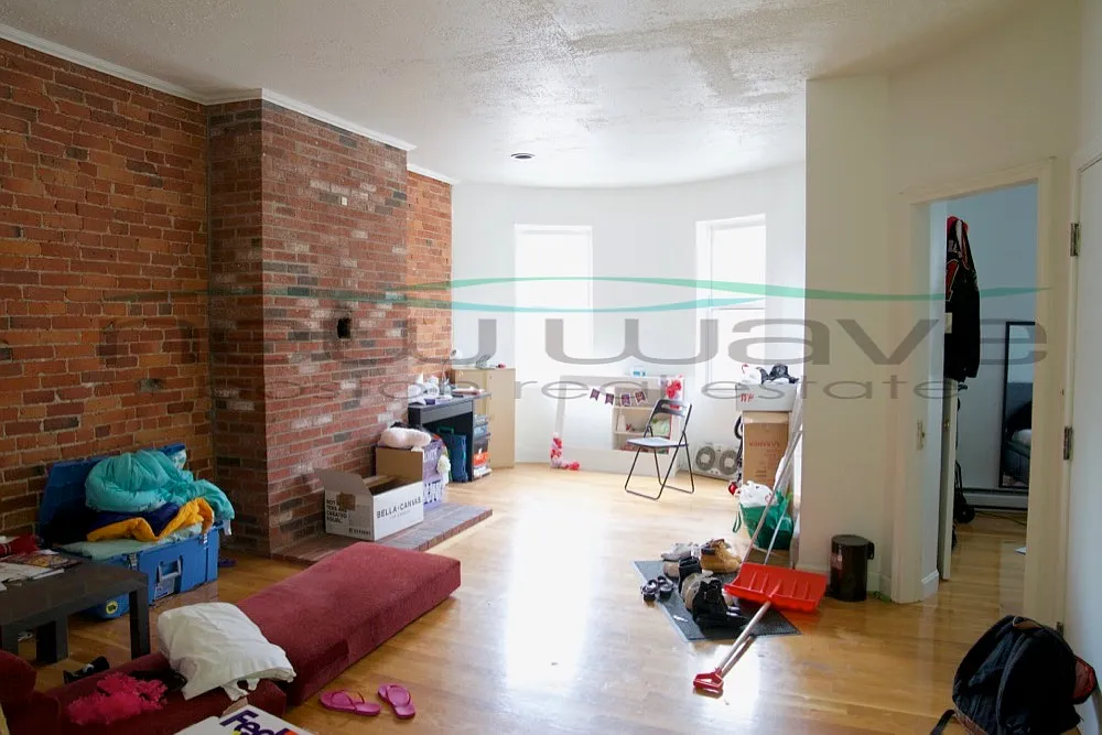 4 bed, 1.5 bath, 1200 sqft, $6,400 — Photo 1