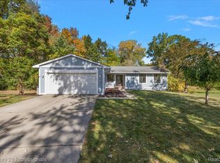 3830 Pine Orchard Cir, Waterford, MI 48329