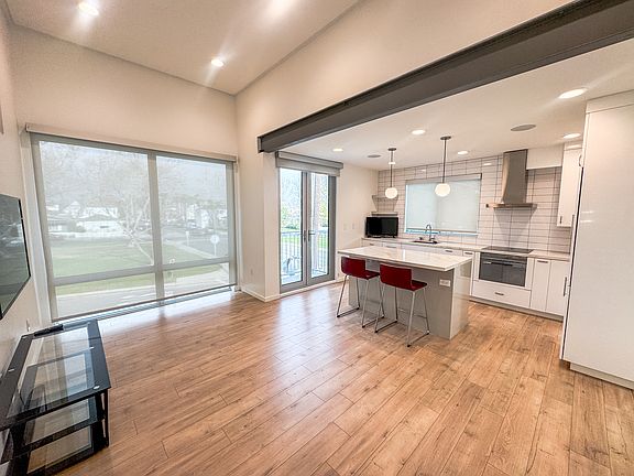 3rd image of 211 12th St APT B