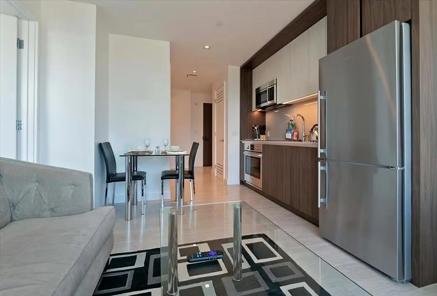 1 bed, 1.0 bath, 721 sqft, $8,100 — Photo 2