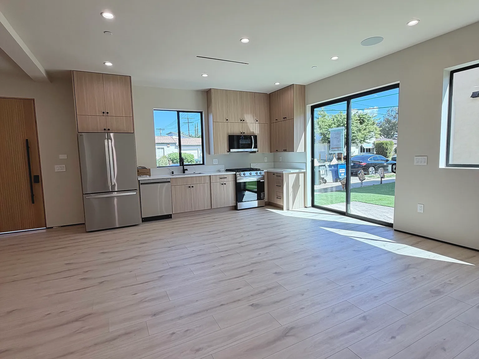 3 bed, $6,250 — Photo 2