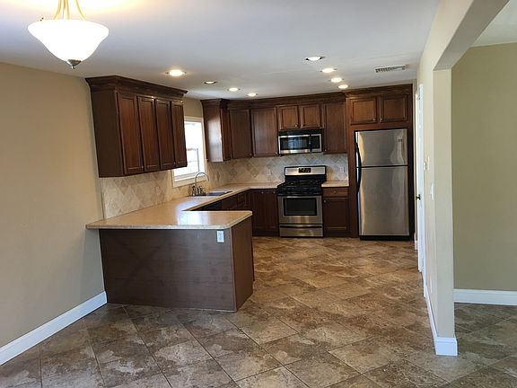 4th image of 250 Phyllis Dr