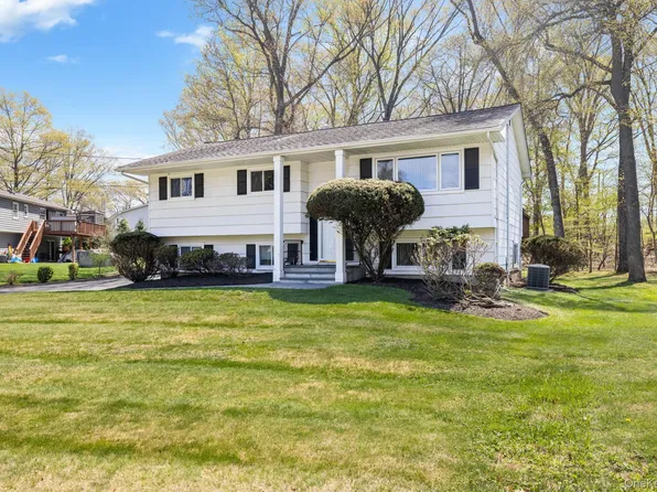 26 Spruce Lane, West Nyack, NY 10994