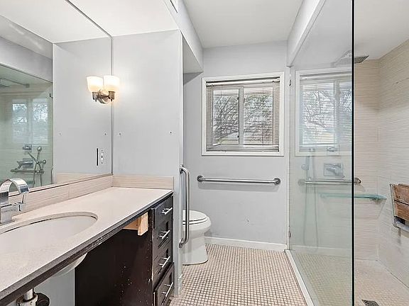 4th image of 193 Knox Ct