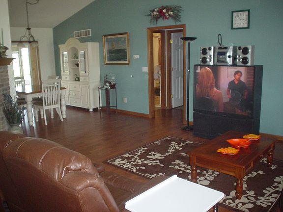 LIVING ROOM GOING IN DINNING