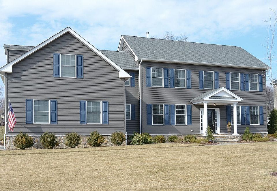 4 bedroom Colonial