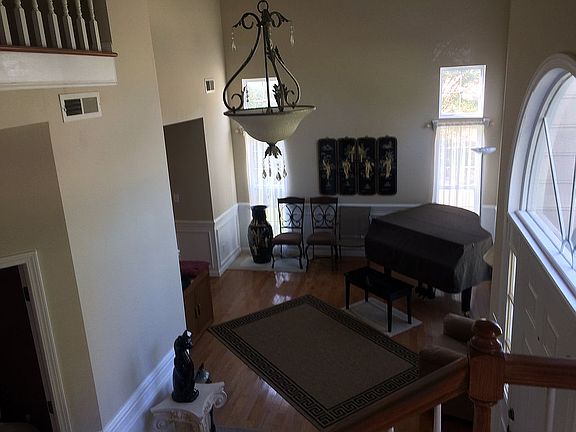 4th image of 130 Chaucer Ln