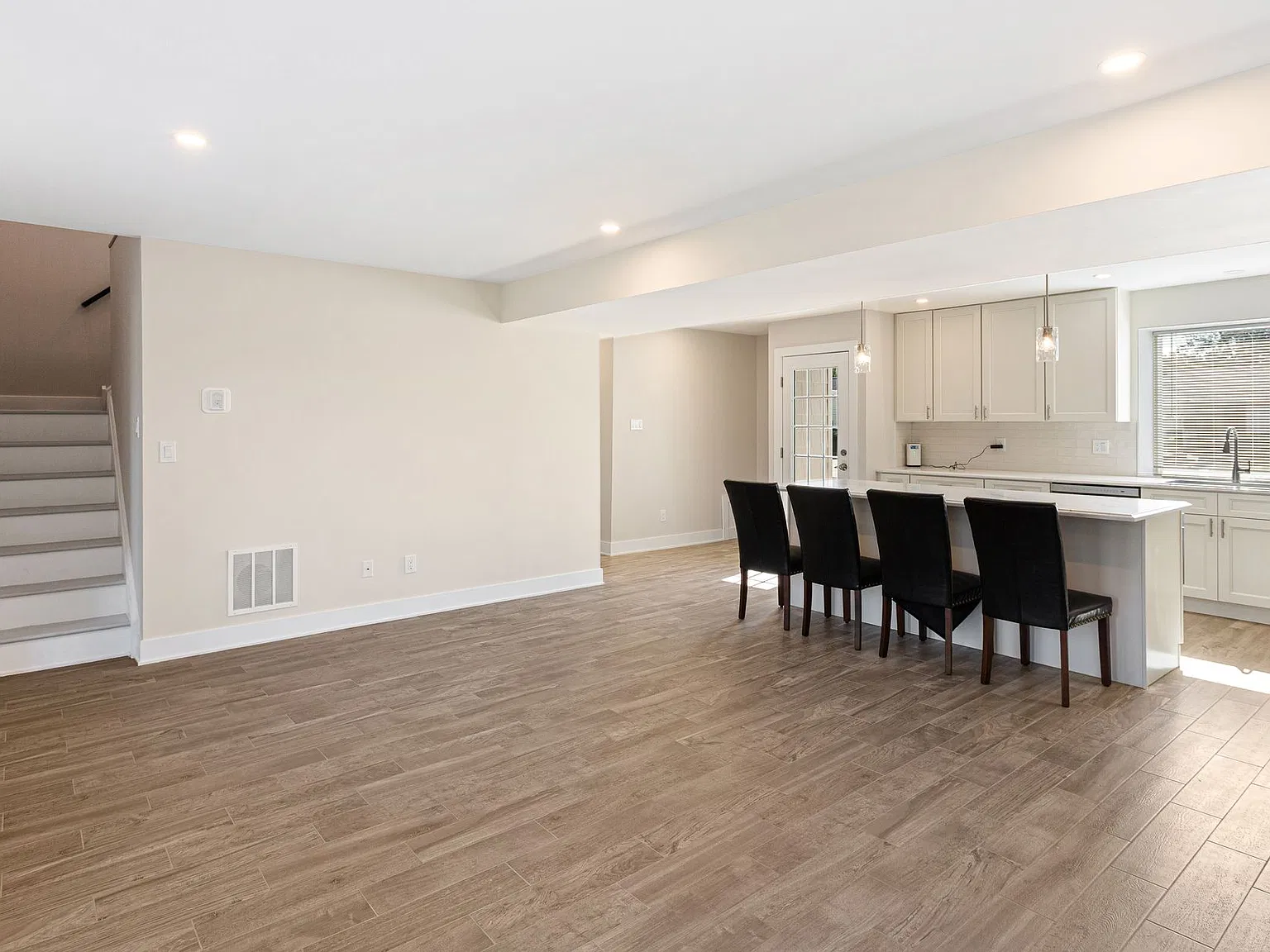 4 bed, 1904 sqft, $3,700 — Photo 2