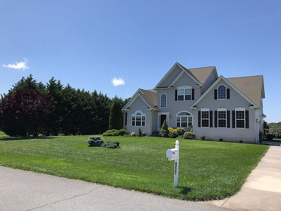 2nd image of 8227 Woods Edge Cir