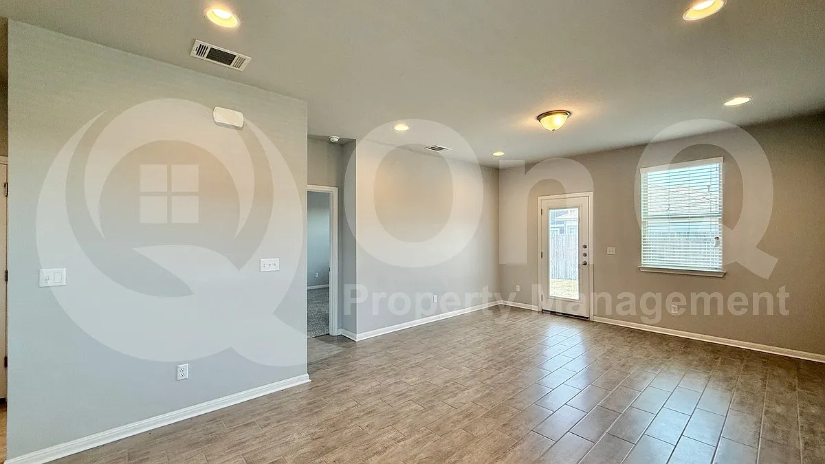4 bed, 2.0 bath, 1600 sqft, $1,900 — Photo 4