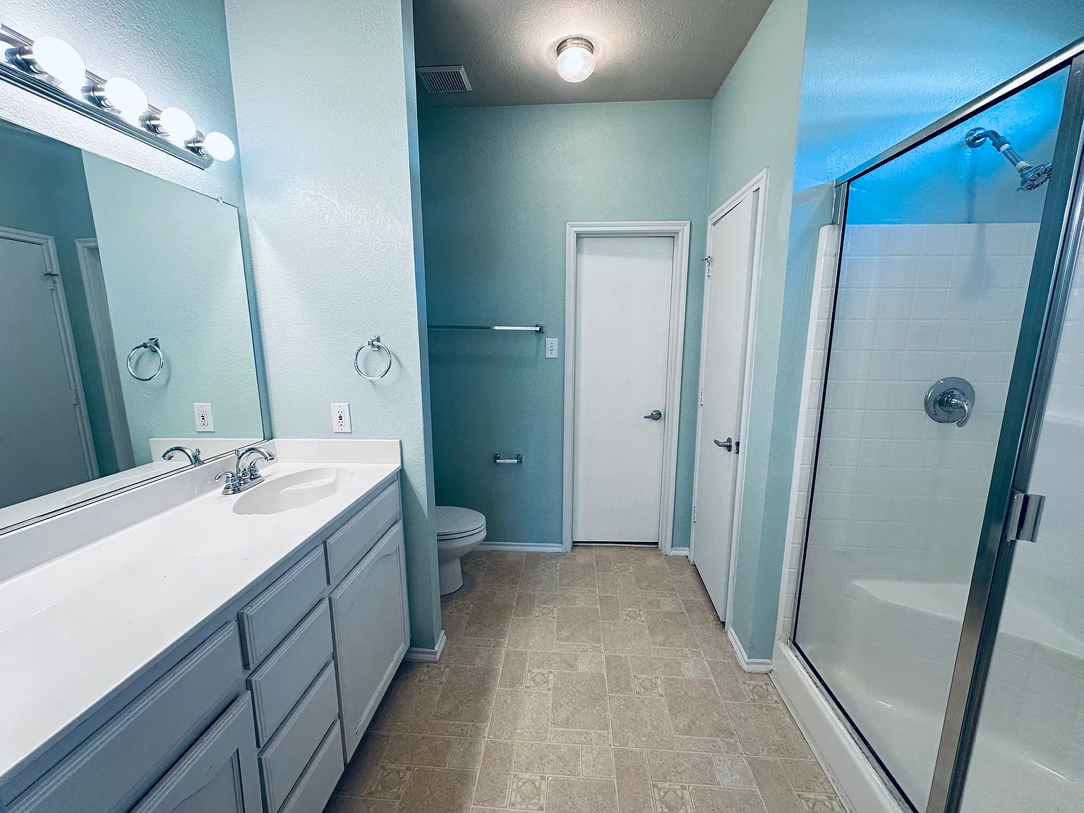 3 bed, 2.5 bath, 1803 sqft, $2,200 — Photo 3