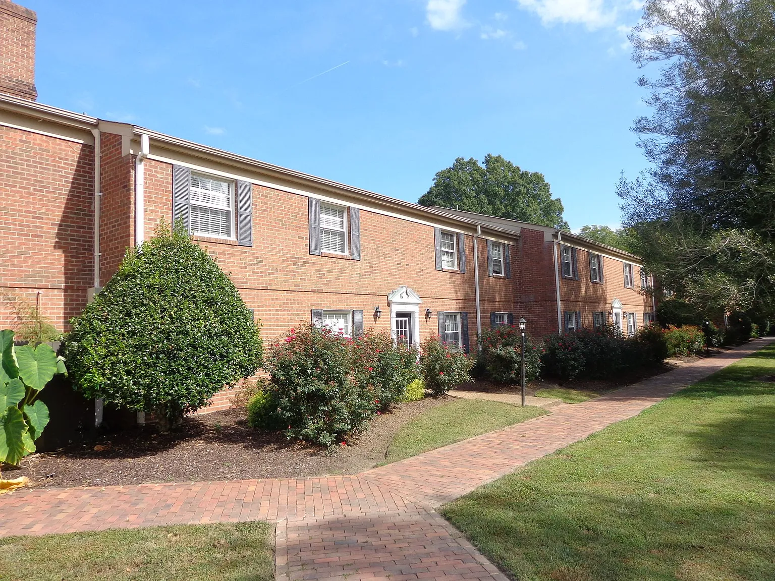 Yorktown Village Apartments — Photo 2