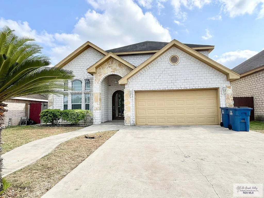 3 bed, 2.5 bath, 2283 sqft, $1,900 — Photo 1