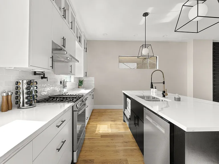 512 Avenue L — Photo 8