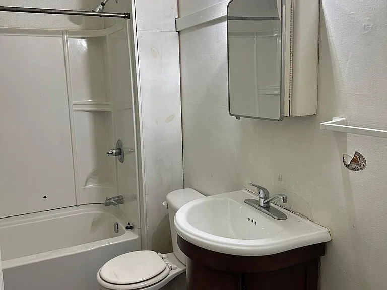 543 E 13th St #2 — Photo 9