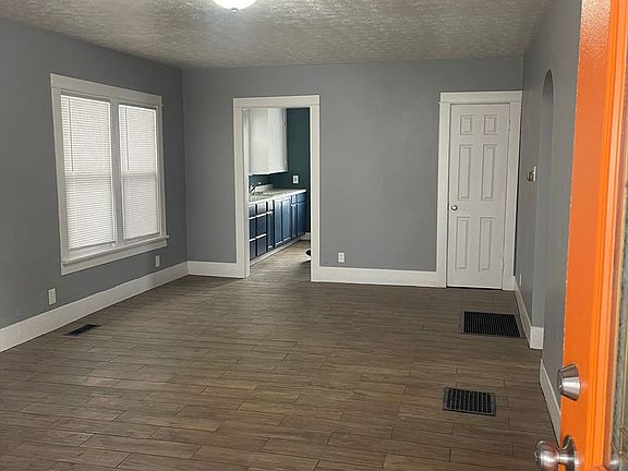 2nd image of 924 Leo St