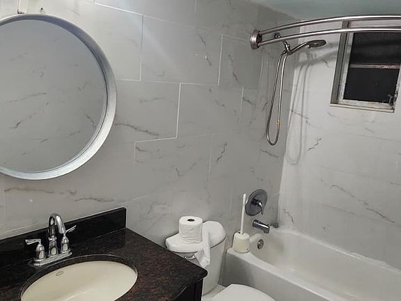 5th image of 1700 NE 191st St APT 210