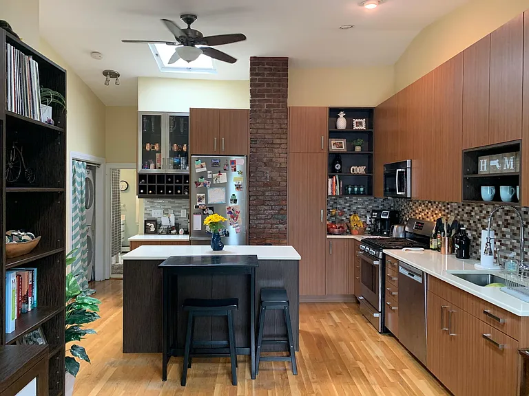 907 E 4th St #3 — Photo 5