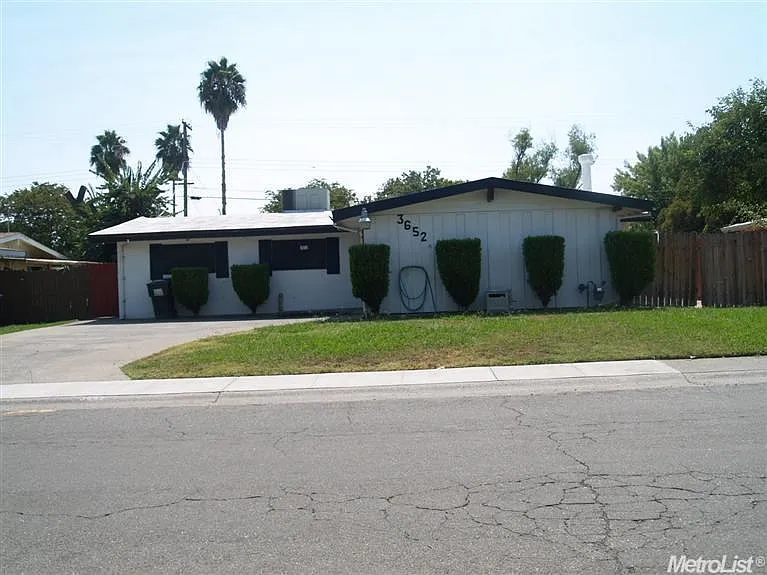 3652 Centinella Dr photo 1