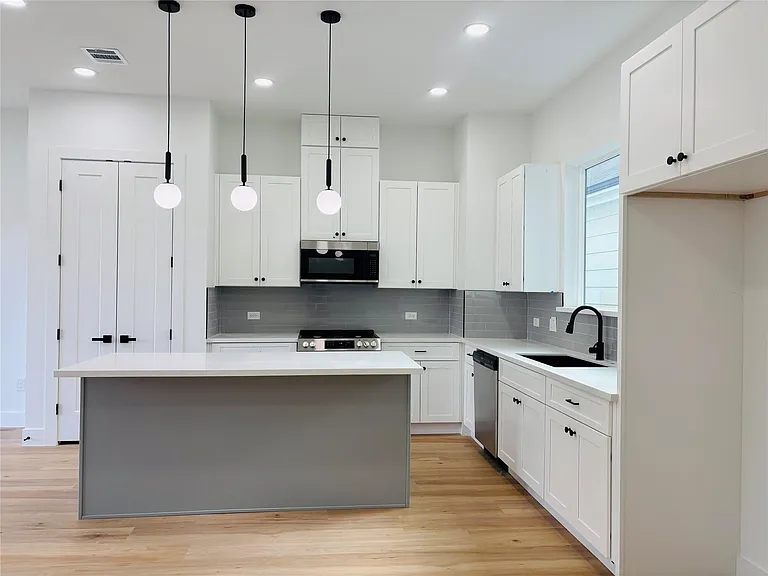 2010 Yates St — Photo 5