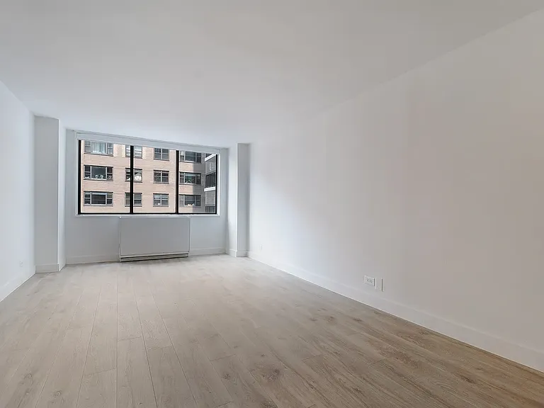 300 Mercer St #8C — Photo 2