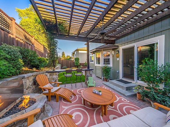 3rd image of 4 Capitola Court
