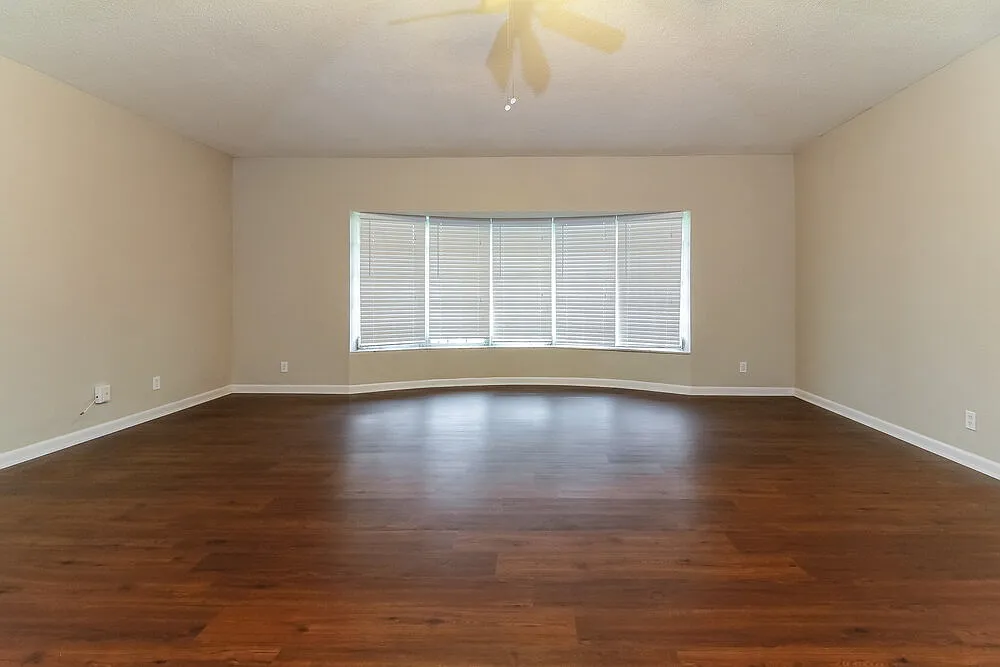 4 bed, 2.0 bath, 2754 sqft, $4,180 — Photo 3