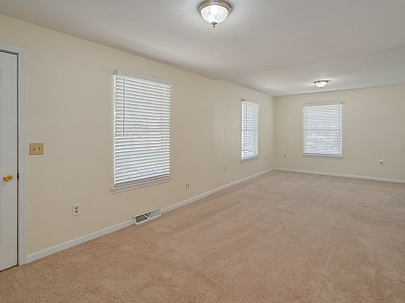4th image of 8820 Lincoln Dr