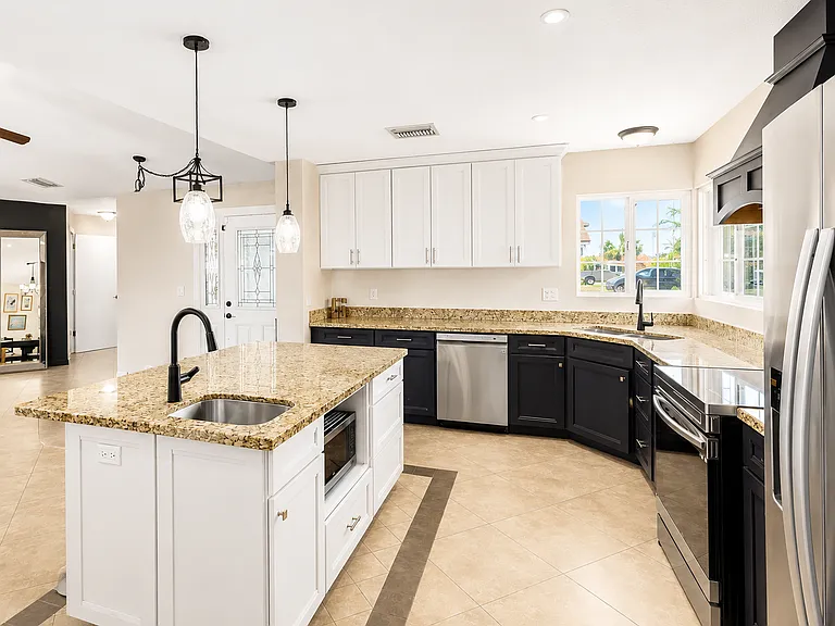 413 E Ellis Dr — Photo 3