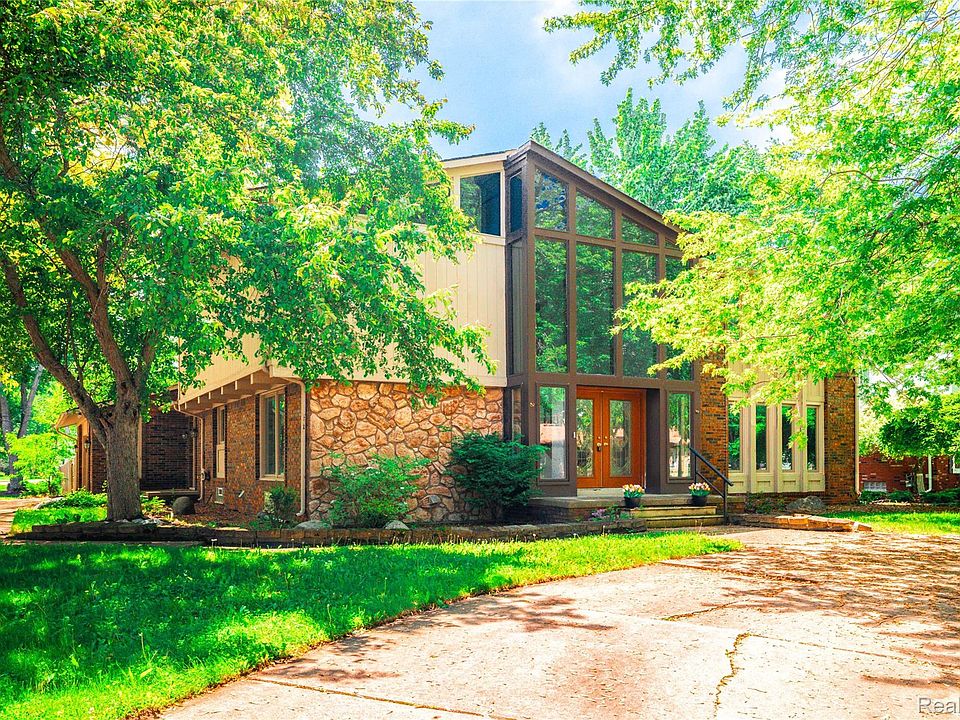 1st image of 8027 Berkshire Dr