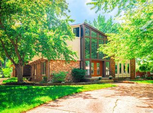 8027 Berkshire Dr, Grosse Ile, MI 48138