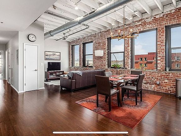 4th image of 78 E Chestnut St #605