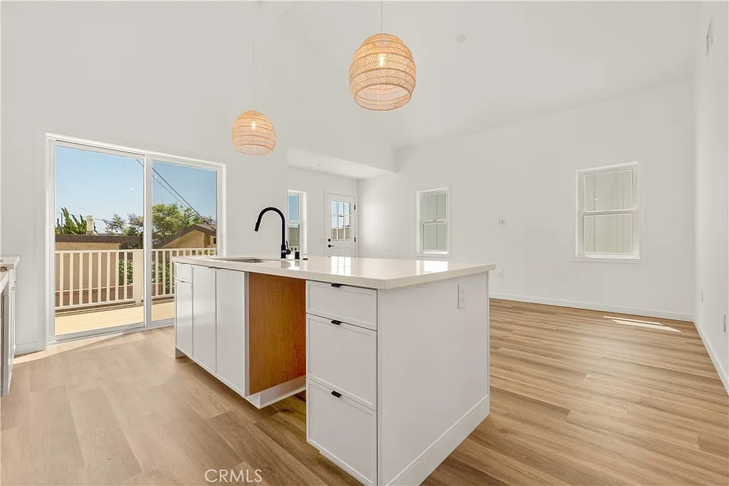 2 bed, 2.0 bath, 872 sqft, $5,500 — Photo 4