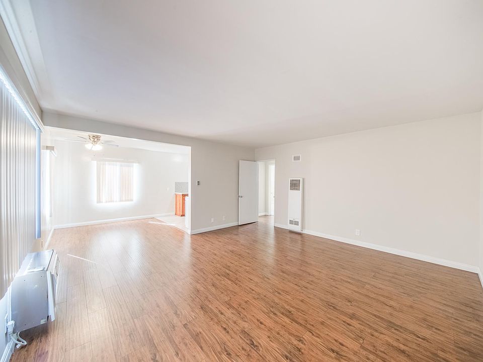 1st image of 14215 Sylvan St APT 1