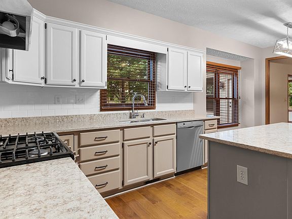 5th image of 803 Brookside Dr S