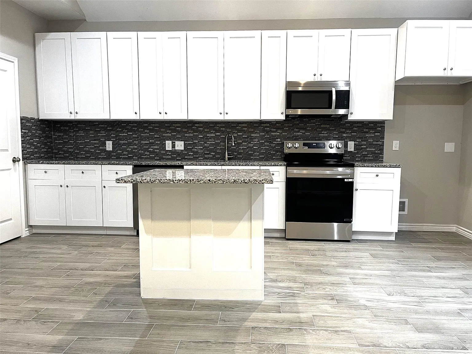 3 bed, 2.0 bath, 1000 sqft, $1,395 — Photo 2