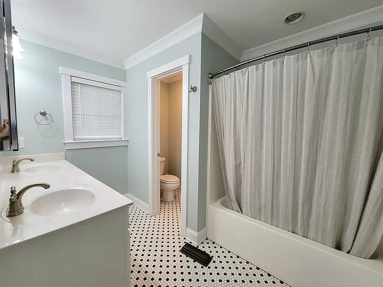 2020 Wolcott Ave — Photo 9