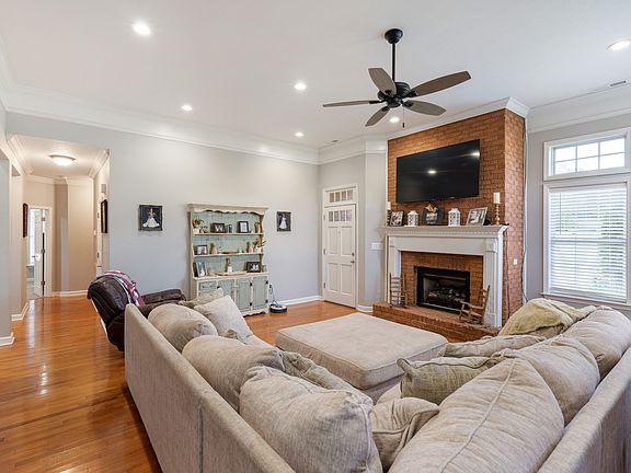 3rd image of 475 Thoroughbred Ln