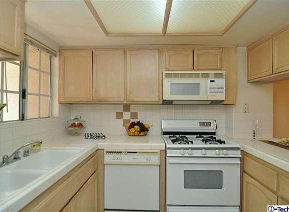 3rd image of 537 N Adams St APT 203