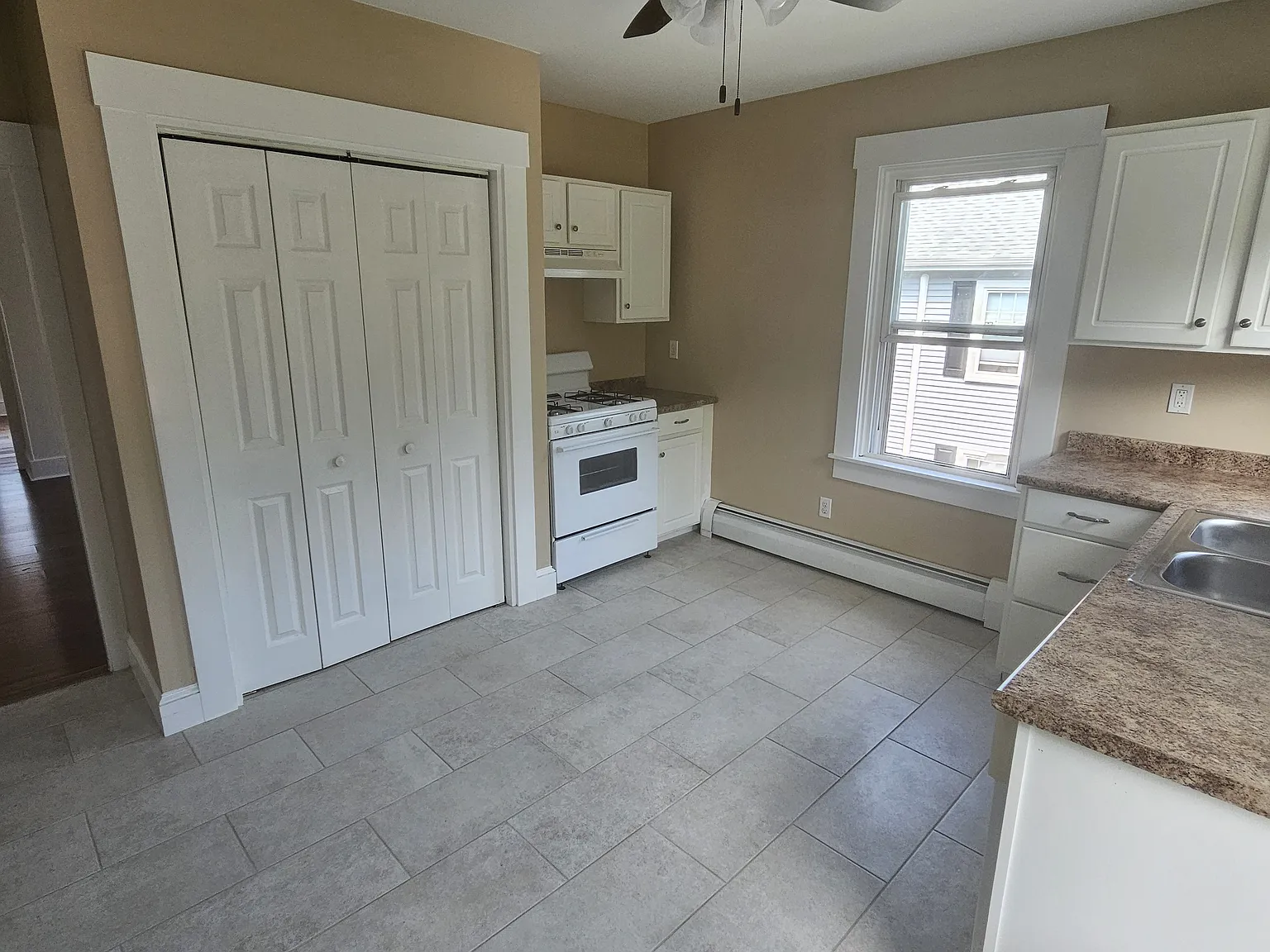 2 bed, 900 sqft, $1,950 — Photo 2