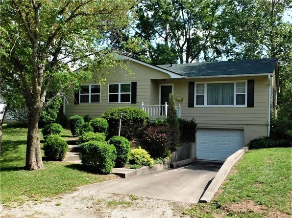 407 E 9th St, Holden, MO 64040